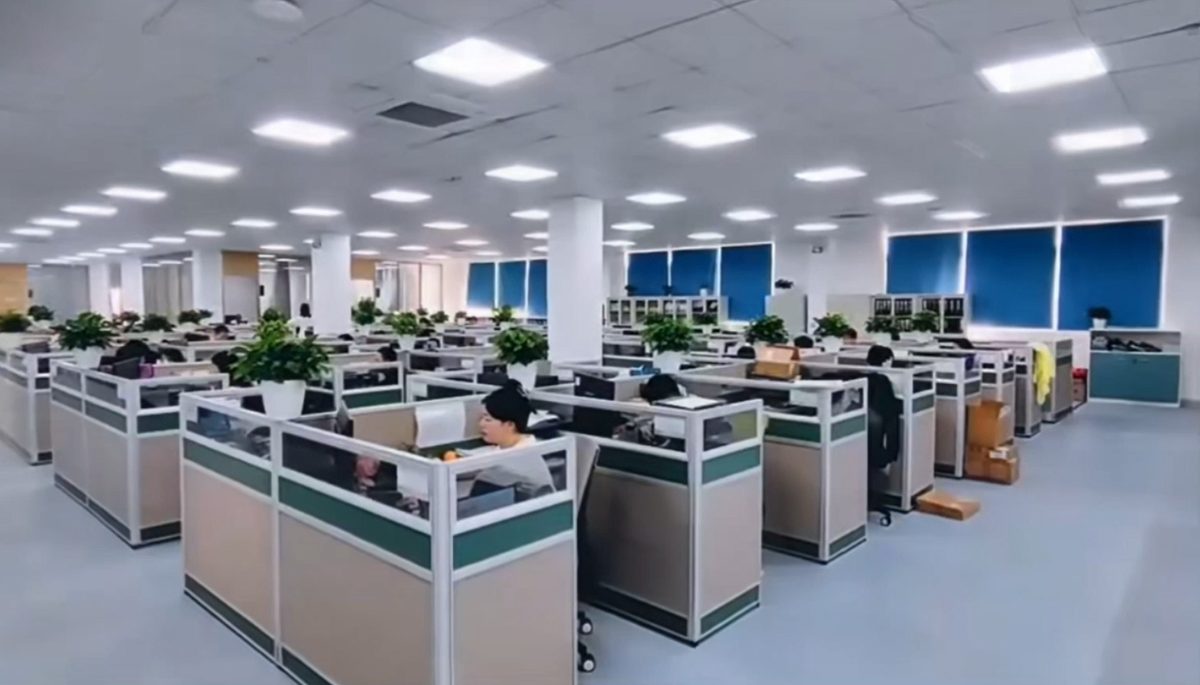 المرافق والمعارض والفريق